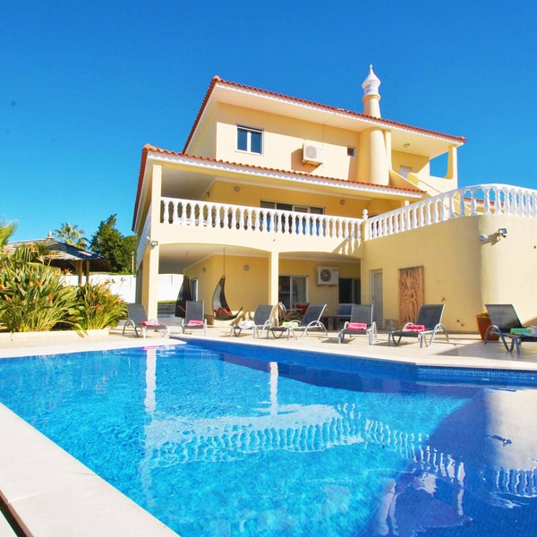 Villa w/BBQ and Pool in Albufeira