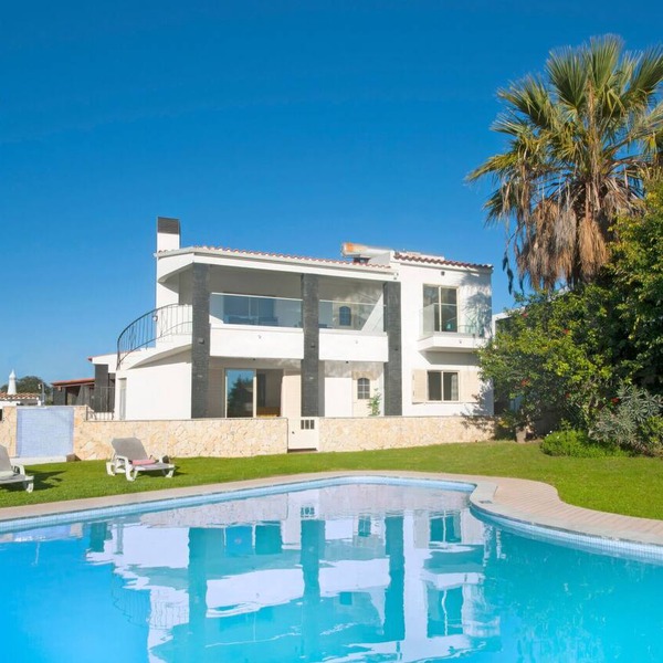Villa w/heatable pool, BBQ & private annexes