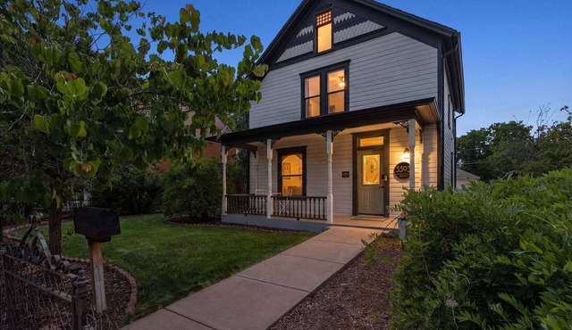 1.5 Blocks to Main St 🏡 Littleton Luxury 🌻Garden 🐶Pets in Littleton