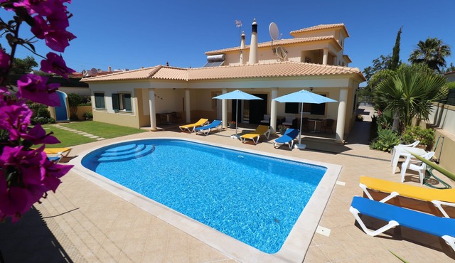 1 bedroom independent apartment at Spectacular villa pool, air con,near Old Town