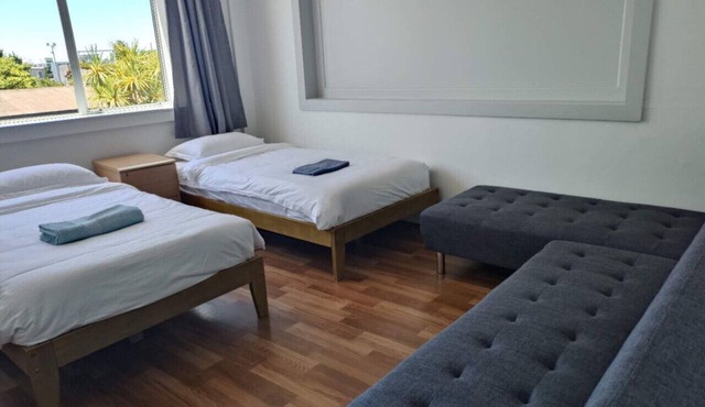 1 Double 2 single 2 Sofa Beds Suite 4 in Auckland