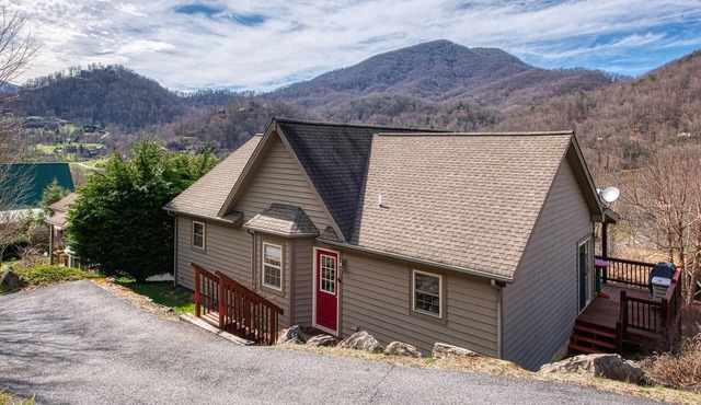 2 BD 2 BA Cottage, Paved Access, Close to Town, Super Views, Cable, WIFI, in Waynesville