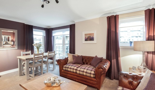 2 Bedroom Apartment, Quiet area with lift & parking in Edinburgh