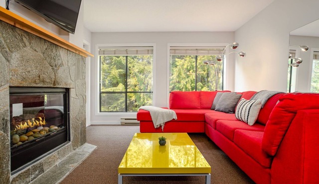2BR | Powderhorn | Near Blackcomb Ski Area | Double Sided Fireplace | Rooftop Hot Tub | Parking in Whistler