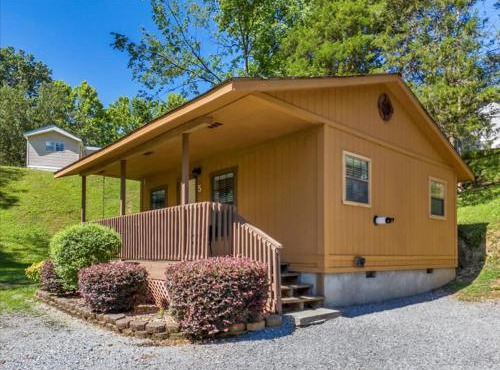 2BR Rustic Cabin with Views and Parking in Pigeon Forge