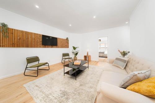 2EB- Beautifully Designed Lisbon Apartment in the Heart of the City, Bright, Stylish and Inviting