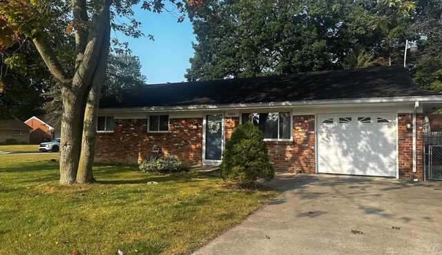 3-bdrm home in Toledo with AC, & WiFi. Enjoy a cozy stay near shopping & dining in Toledo
