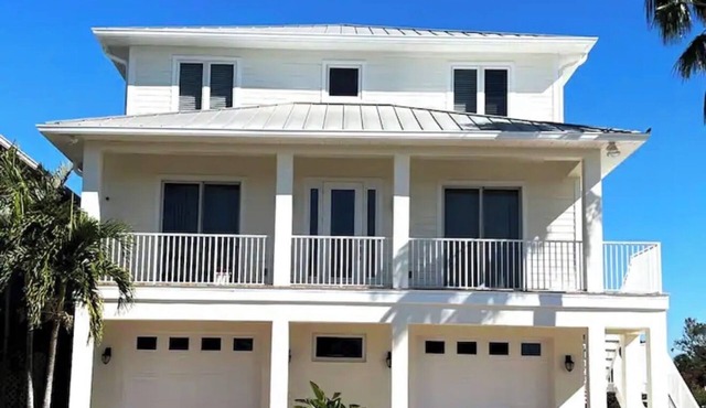 5 Bed/4 Bath Waterfront Pool Home In Apollo Beach in Apollo Beach