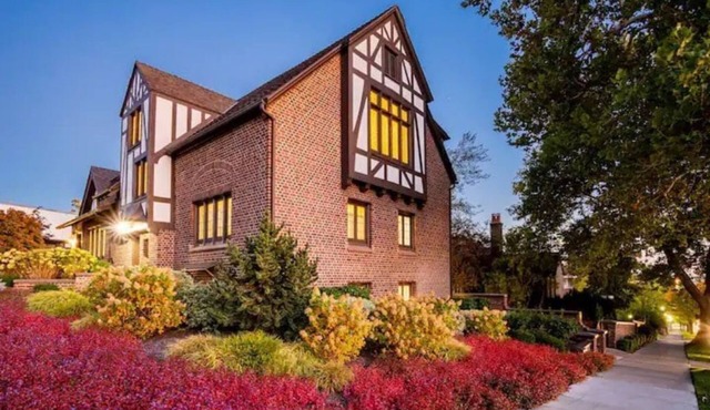 7,000 sqft Luxury Downtown Estate - Hot Tub - Sleeps 18 - 17% Off Monthly Stays in Salt Lake City