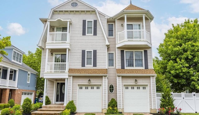 7 Bedroom, 4 Full Baths, and Two Blocks to Beach in Cape May