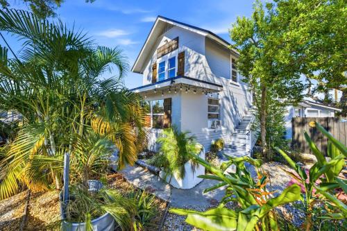 9 Units Shared Courtyard Sleeps 26 in St. Petersburg