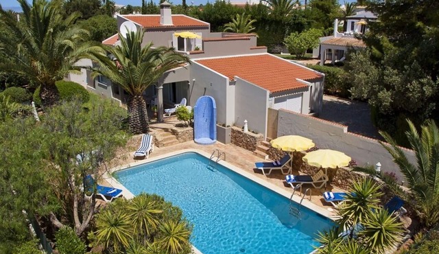A Caribbean vibe on the picturesque rocky Algarve coast, housekeeping service, heated saltwater pool