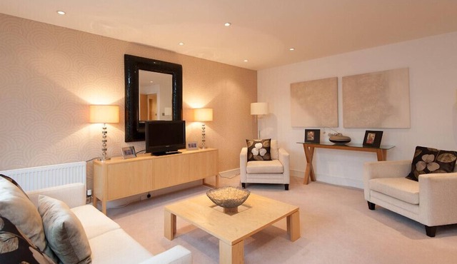 A modern open plan two-bedroom apartment, sleeping 4. in Edinburgh