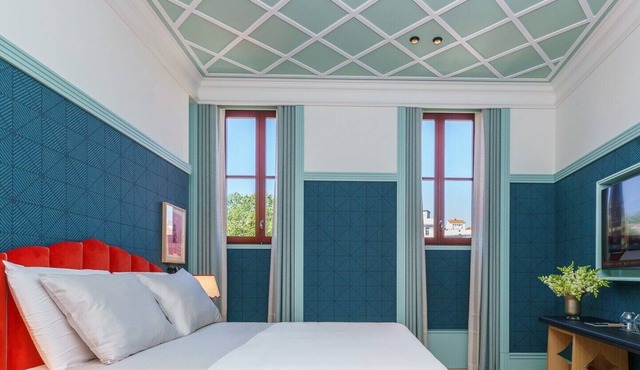 A short drive away from Ingleses Beach! Comfortable City View Unit! Pool Access!