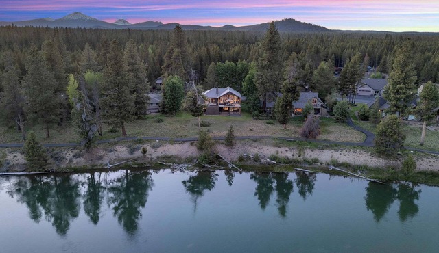 AC, on the Deschutes River, Luxury, quiet neighborhood, 5 star views! in Bend
