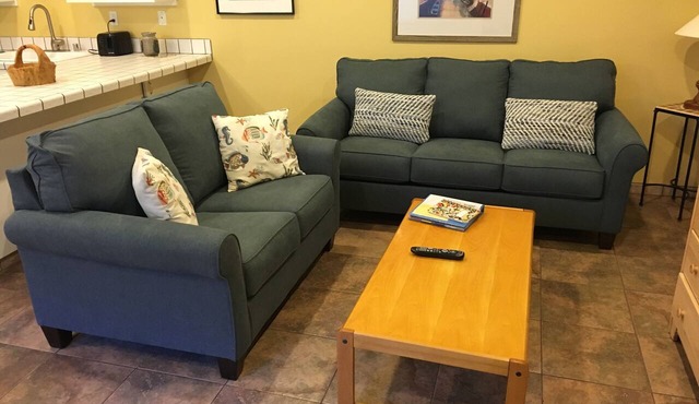 Affordable, end unit on courtyard in desirable La Cabaña! Steps From beach in Carpinteria