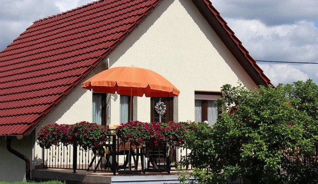 Apartment 'Inselsbergblick' with Mountain View, Private Terrace and Wi-Fi in Waltershausen-Winterstein