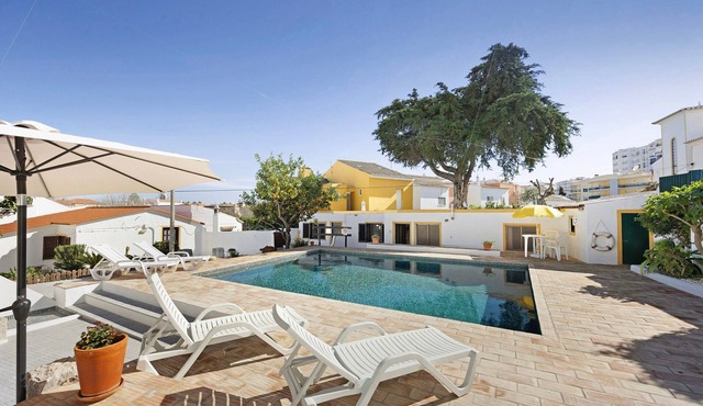 Apartment 'A Cerca - A' close to the Beach with Shared Pool & Wi-Fi