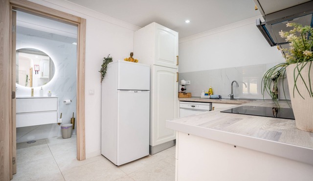 Apartment 'Casa Dourada' with Private Terrace, Shared Garden and Wi-Fi