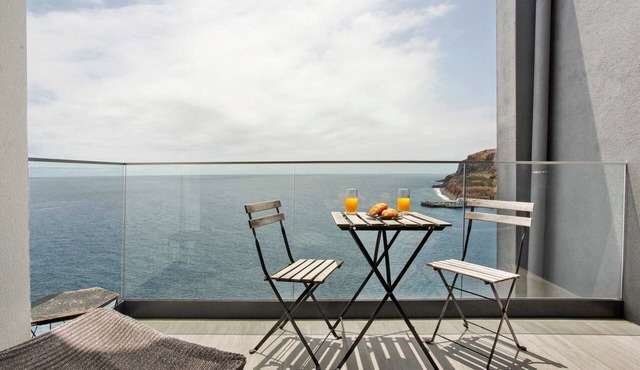 Apartment 'Ocean Cliff' with Sea View, Balcony and Wi-Fi