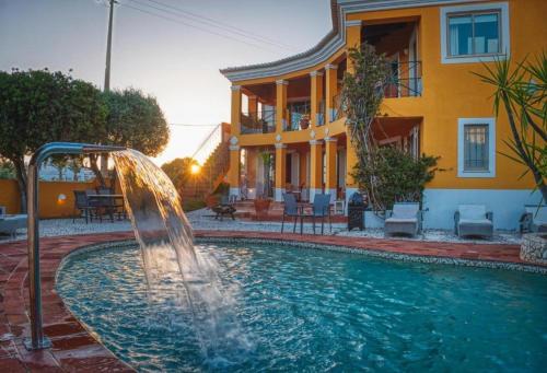 Apartment with pool and Meia Praia beach access