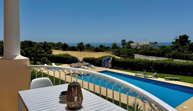 Apt. near the beach, sea view, roof terrace, pool/garden in Praia da Marinha