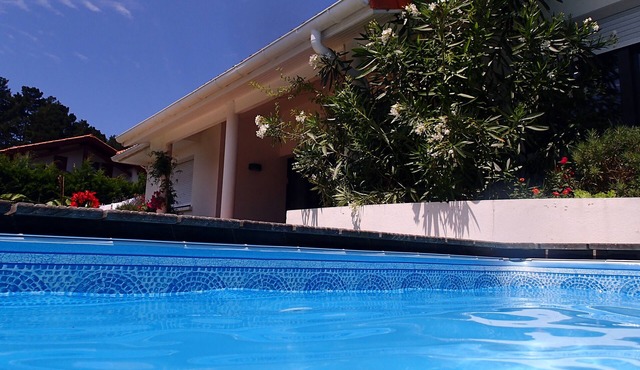 ARCHITECT-DESIGNED HOUSE, QUIET LOCATION, 2 KMS FROM BEACHES, UNSECURED SWIMMING POOL in Anglet