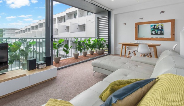 Architecturally Designed Townhouse + Aircon and Carpark in Auckland