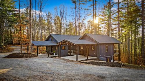 Backwoods Getaway Cozy Villa for 12 with Hot Tub Game Room in Mills River