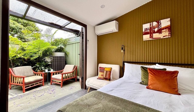 Balmain Village Retreat | Sleeps 2 | AC + Parking | City 3kms in Balmain