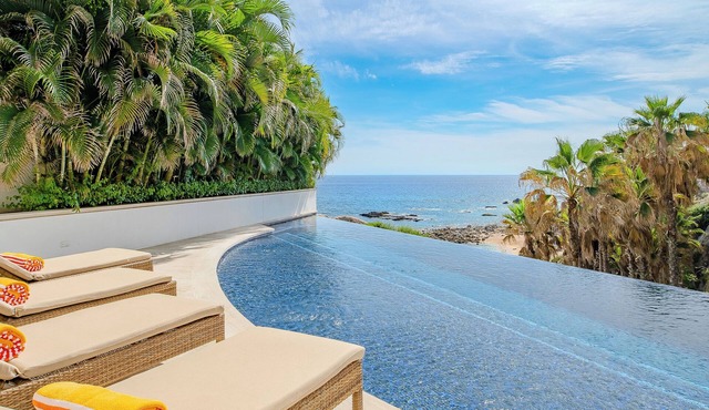 Beachfront Compound Sleeps 24 w/Pools, Spa, Gym & Swimmable Beach Cabo Bello in Turistico Corredor