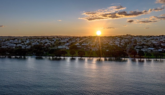 Beachside bach with amazing views (pet friendly) in Snells Beach
