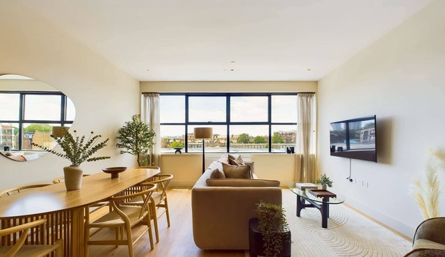 Beautiful Camden Town Apartment with Balcony in Greater London