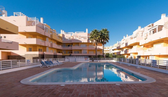 Blige Pink Apartment, pool, AC, balcony