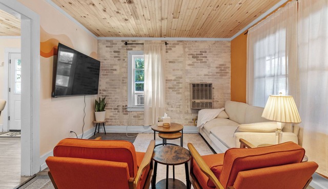 Boho Chic Retreat - King & Queen Bed - Near Lake & Downtown in Liverpool