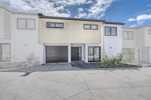 Boutique Hillside Heaven near AKLD Airport
