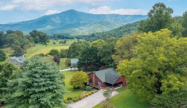 Bowling , Corn Hole ,Video Games Pigeon Forge ! Game Room ,Hot Tub-Pool-Fishing in Sevierville