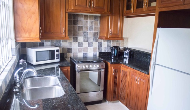 Breezy 2 Bedroom Townhouse w/ portable Wifi in Long Beach Estates
