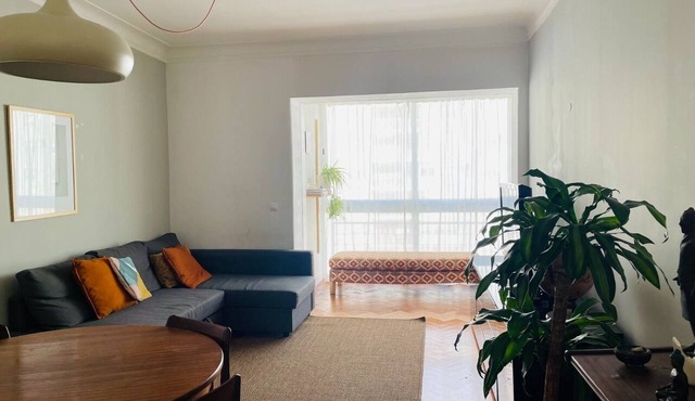 Bright and spacious, just 20 meters from the subway station in a family-friendly neighborhood.