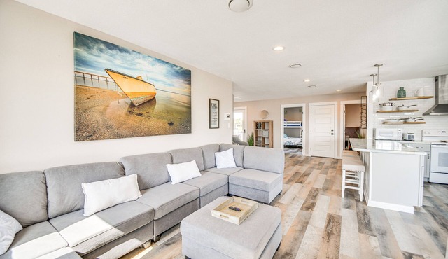 Bright Kitty Hawk Home w/Hot Tub, Walk to Beach! in Kitty Hawk