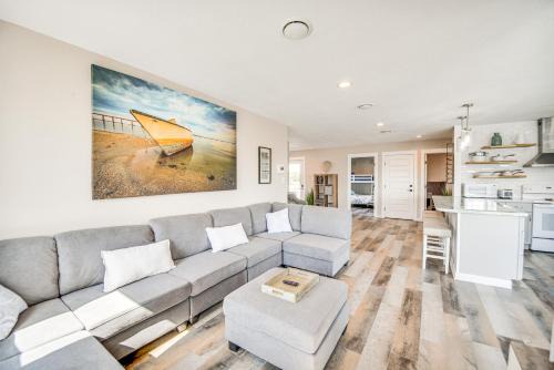 Bright Kitty Hawk Home w/Hot Tub, Walk to Beach! in Kitty Hawk