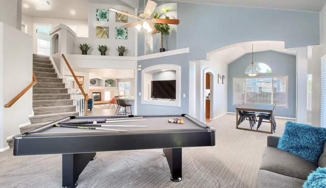 Bright&Open, Lrg home @DIA w/Pool Table & Firepit in Denver