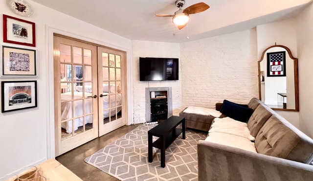 Bright + Private Capitol Hill Retreat King Bed Free Parking Permit in Washington