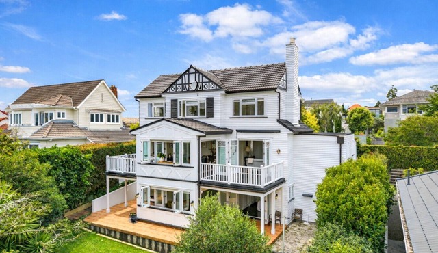 Bright & Spacious Coastal Retreat in Mission Bay | The Rose Cottage by Homello in Mission Bay