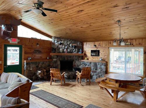 Brimley Lodge/Sleeps 36/Snowmobile & ORV Trail in Brimley