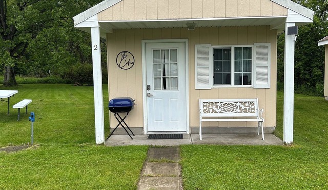 Cabin on main. Walking distance to all attractions in Sterling