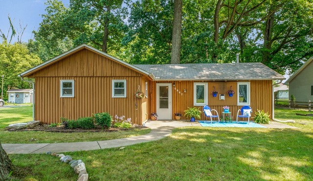 Cabin, rustic elegance w/hot tub, lake access in Clarklake