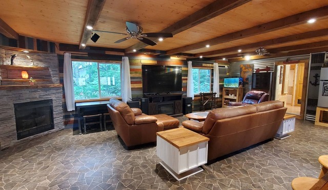 Cabin within sight distance of Lake Superior, Autrain River. Free Kayak rental in Au Train