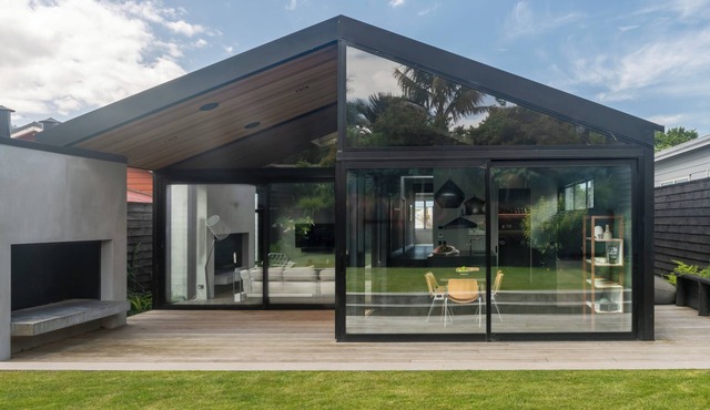Centrally located, then The Tranquil Retreat is close to Auckland’s nightlife and waterfront. Calm and serene enjoy the outdoor surround sound music and fireplace. The ultimate inner-city getaway.