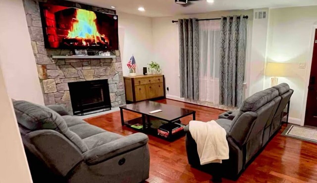 Charming 2-bedroom one floor house with WiFi, AC in fabulous Silver Spring in Silver Spring